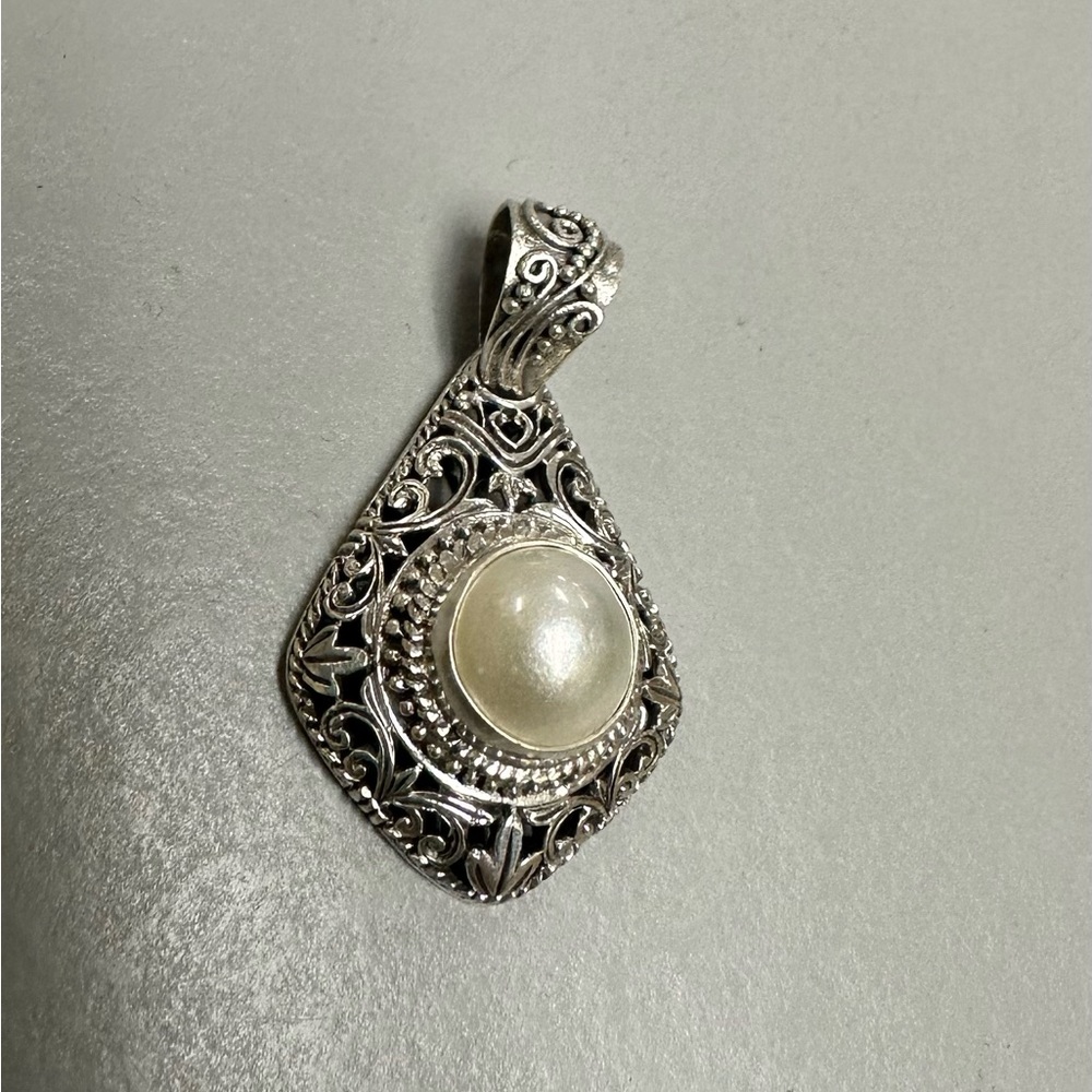 Sterling pearl pendant - Picture 3 of 5